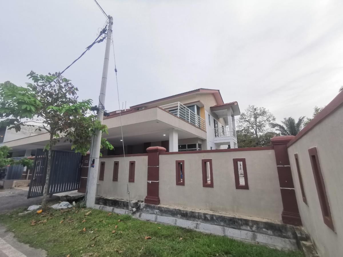 Oyo Homes 90524 D'J Pegaso Serom Homestay Muar Extérieur photo